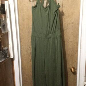 Suzy Shier wide legged cropped jumpsuit size medium has pockets army green